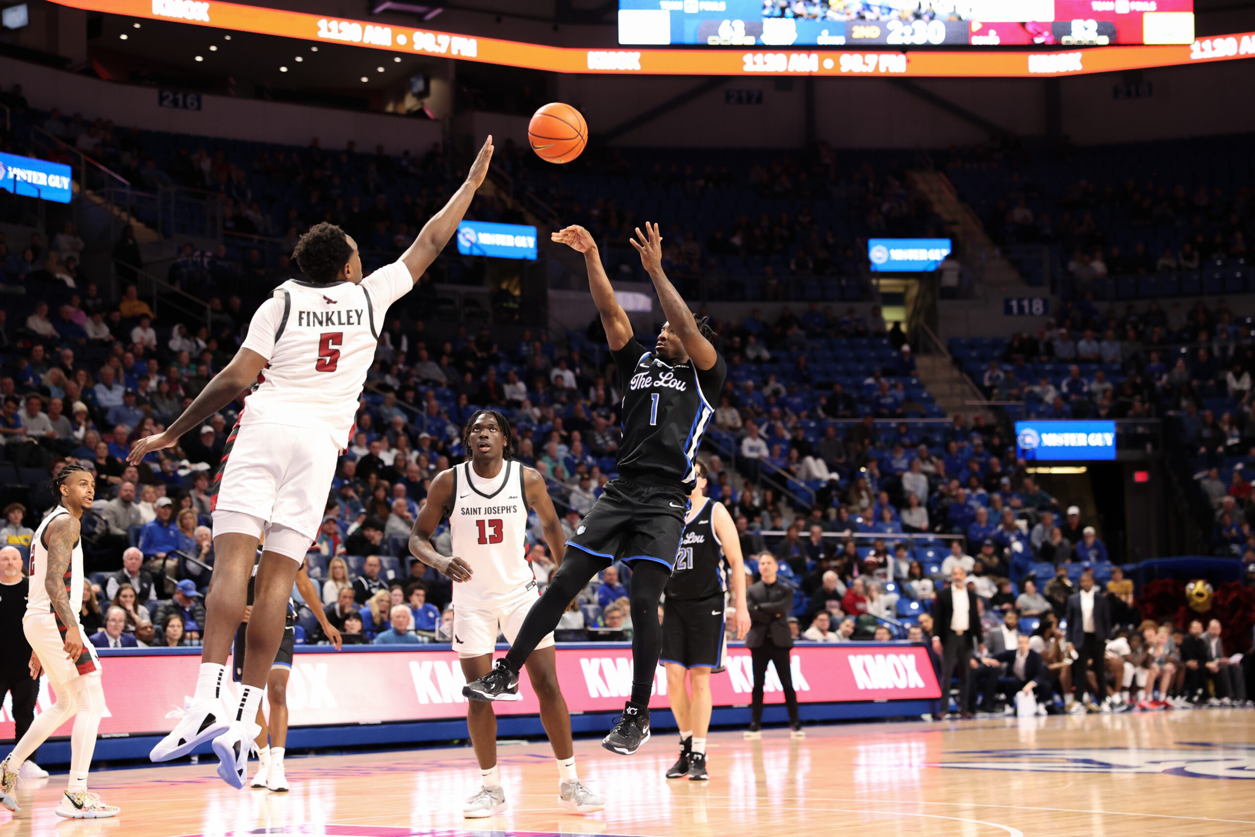 SLU senior guard Isaiah Swope pulls up in the lane for a short jumper